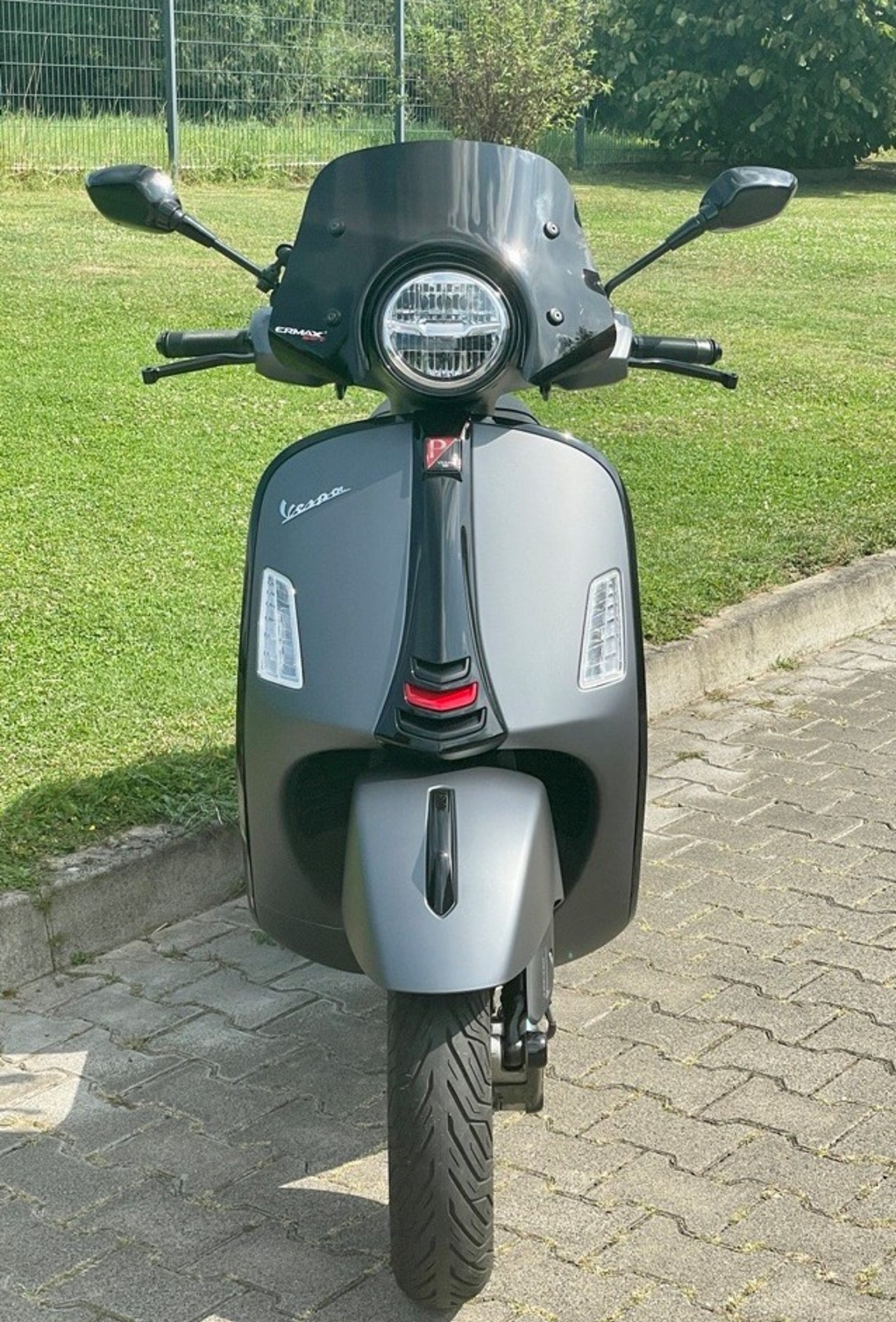 Windschild ERMAX Piccolo H 300 mm für Vespa GTS/​GTS Super/​GT L (-22), schwarz