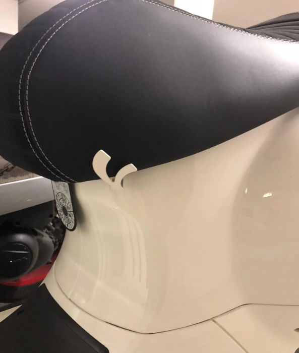 Helmhaken, unter Sitz für Vespa, silber
